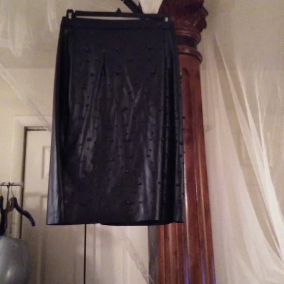 Pu skirt with black pearls - Picture 2 of 8